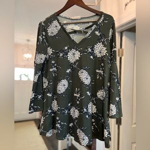 Ces Femme- gently worn -size large with flared sleeves